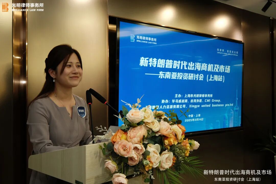活动现场，背景板显示主办及协办单位
